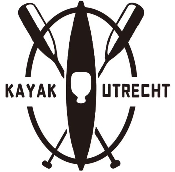 Het logo van Kayak Utrecht, een boot met twee peddels met daarnaast de naam van het bedrijf.